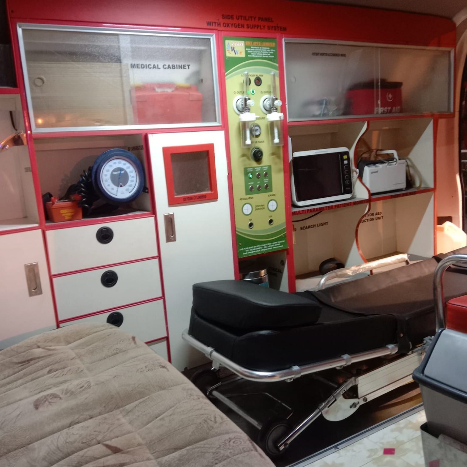 Ambulance oxygen system and medical equipment
